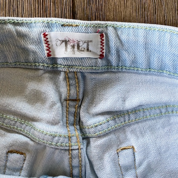 4/$20 Tilt Jean Shorts - Picture 2 of 7